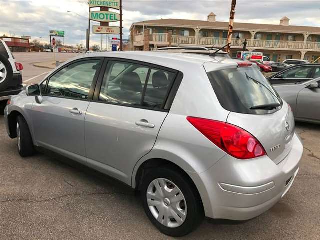 2011 Nissan Versa 1.8 S 4dr Hatchback 4A